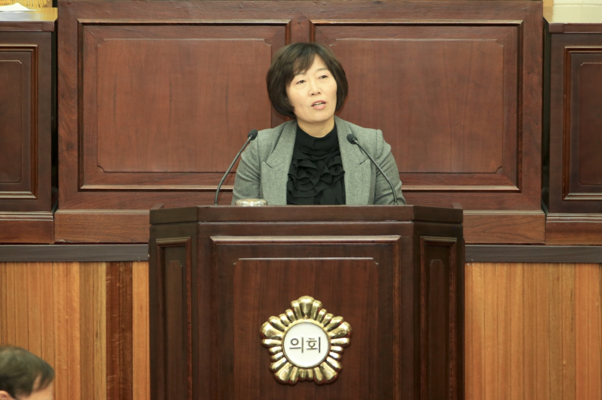 20181211-013[AP7U9396-제227회 제2차 정례회 제3차 본회의시 김춘남 기획행정위원장 상임위원회 활동결과보고.jpg