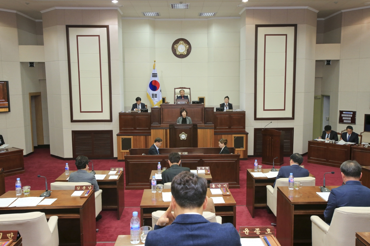 20181211-014[AP7U9399-제227회 제2차 정례회 제3차 본회의시 김춘남 기획행정위원장 상임위원회 활동결과보고.jpg