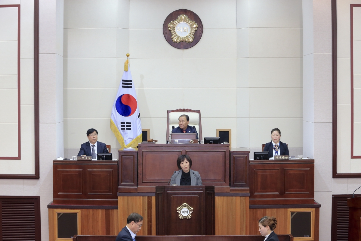 20181211-017[AP7U9405-제227회 제2차 정례회 제3차 본회의시 김춘남 기획행정위원장 상임위원회 활동결과보고.jpg