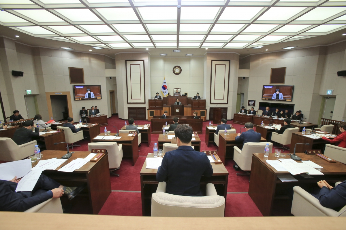 20181211-015[AP7U9400-제227회 제2차 정례회 제3차 본회의시 김춘남 기획행정위원장 상임위원회 활동결과보고.jpg