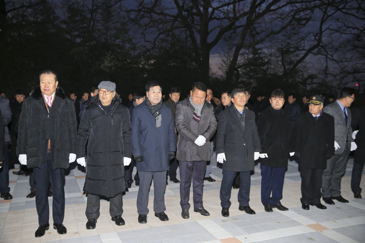 20190102-022[AP7U0449-2019 새해아침 충혼탑 참배.jpg