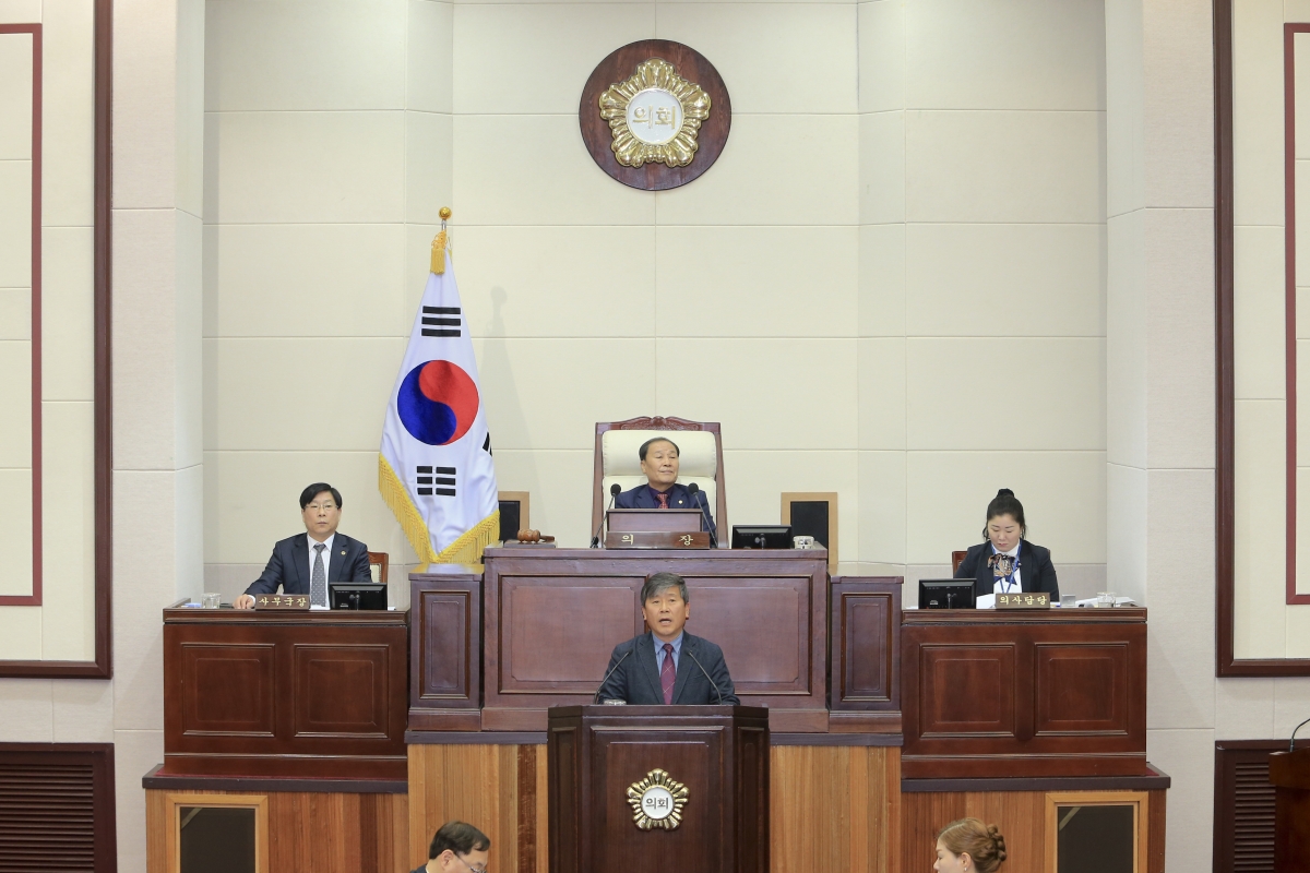 20190124-020[AP7U1397-제228회 임시회 제1차 본회의시 양진오 산업건설위원장 SK 하이닉스 반도체 특화 클러스터 구미유치를 위한 결의문 채택의건 제안설명.jpg