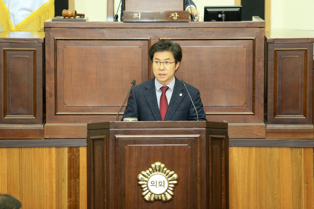 20190313-025[AP7U3979-제229회 임시회 제2차 본회의시 강승수 의회운영위원장 상임위원회 활동결과보고.jpg