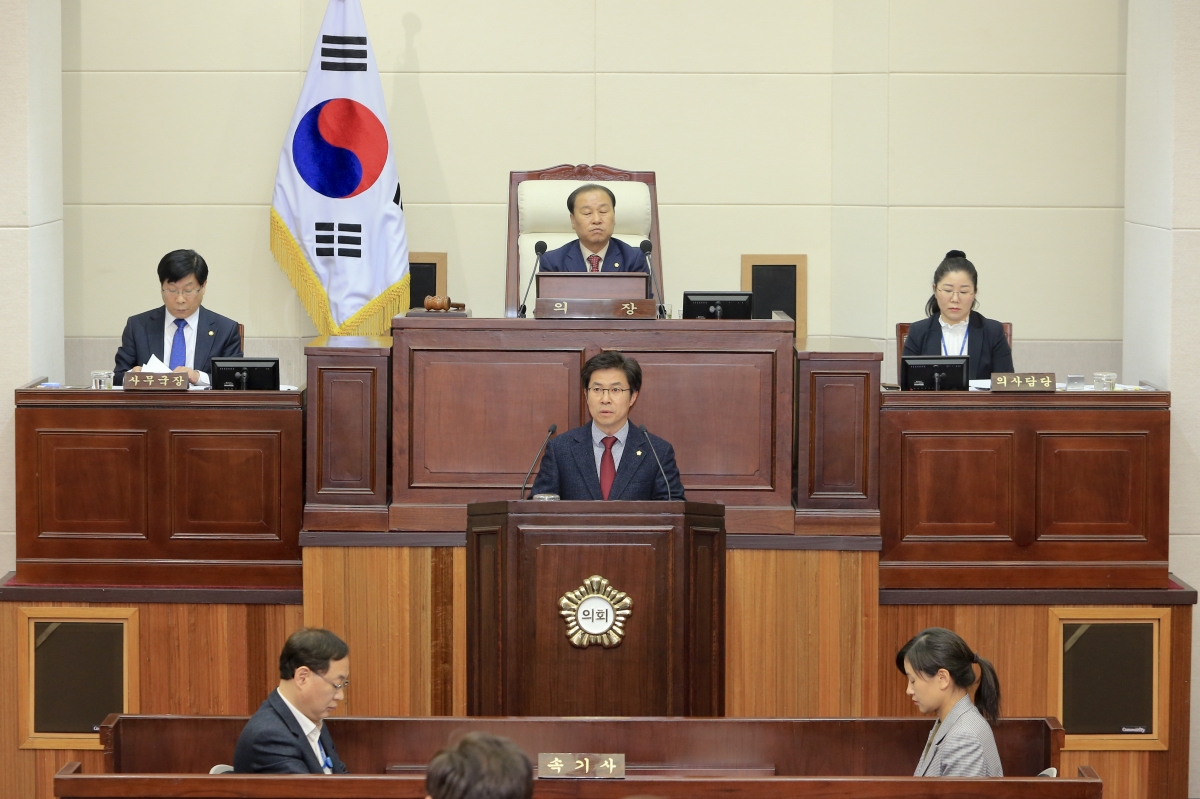 20190313-026[AP7U3980-제229회 임시회 제2차 본회의시 강승수 의회운영위원장 상임위원회 활동결과보고.jpg