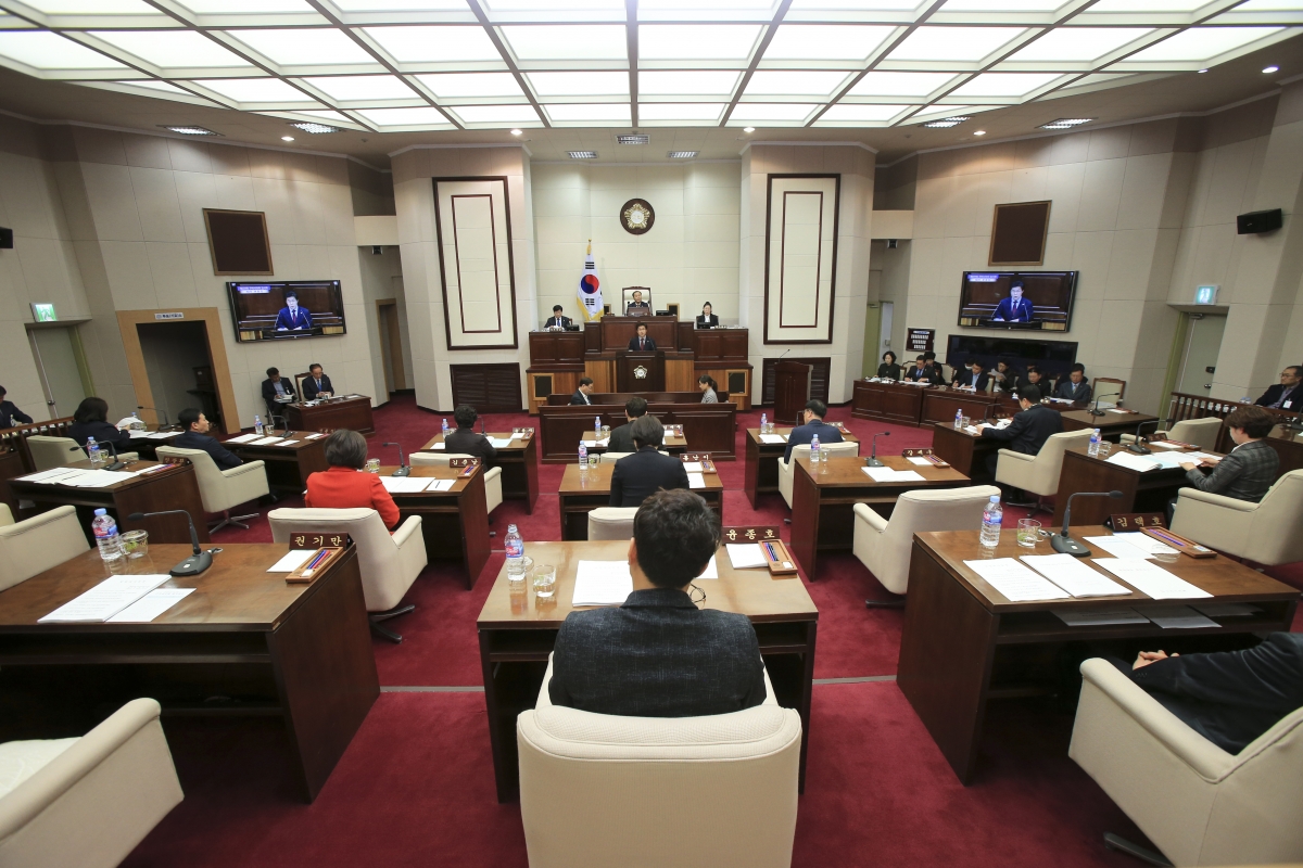 20190313-028[AP7U3985-제229회 임시회 제2차 본회의시 강승수 의회운영위원장 상임위원회 활동결과보고.jpg