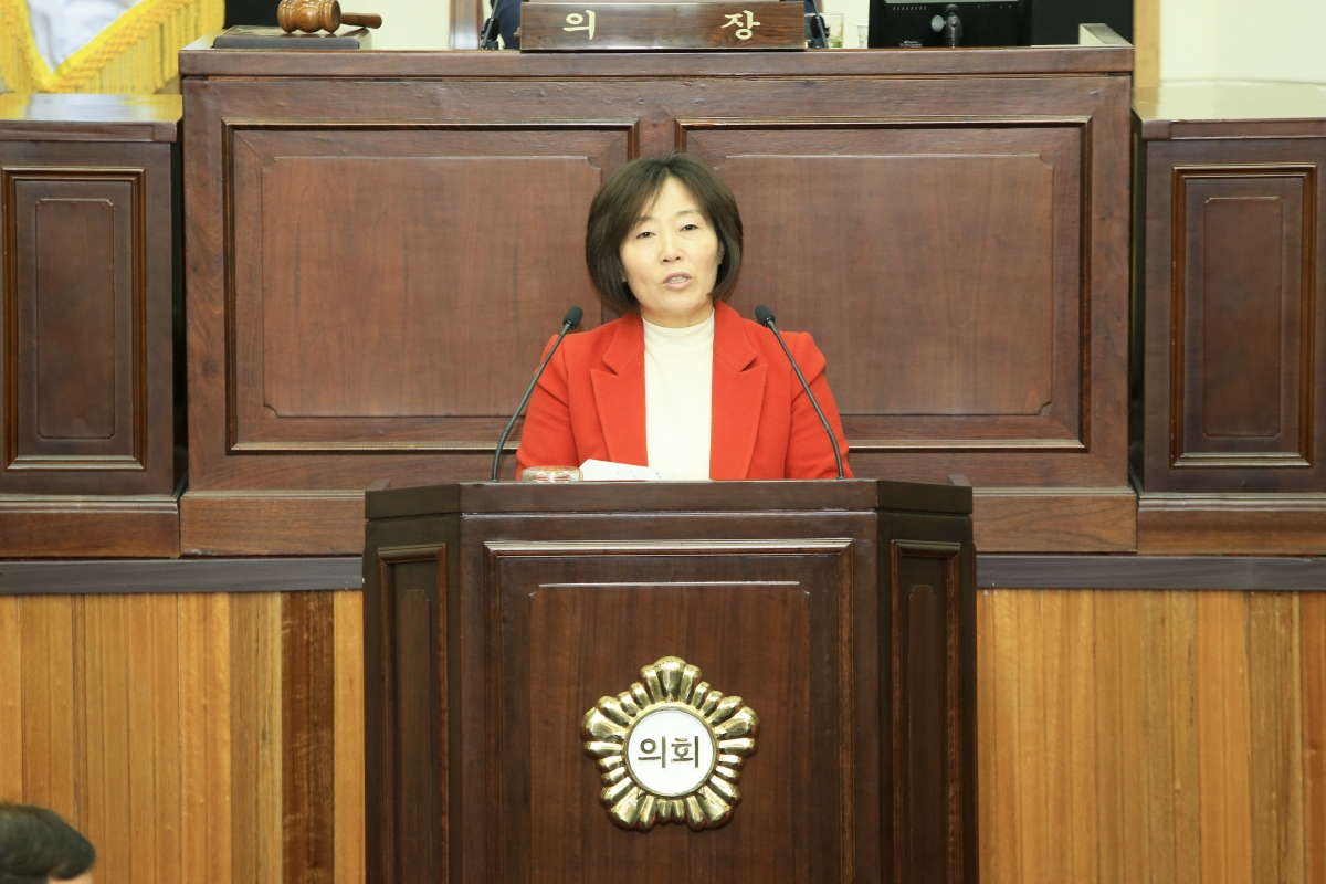 20190313-032[AP7U3994-제229회 임시회 제2차 본회의시 김춘남 기획행정위원장 상임위원회 활동결과보고.jpg