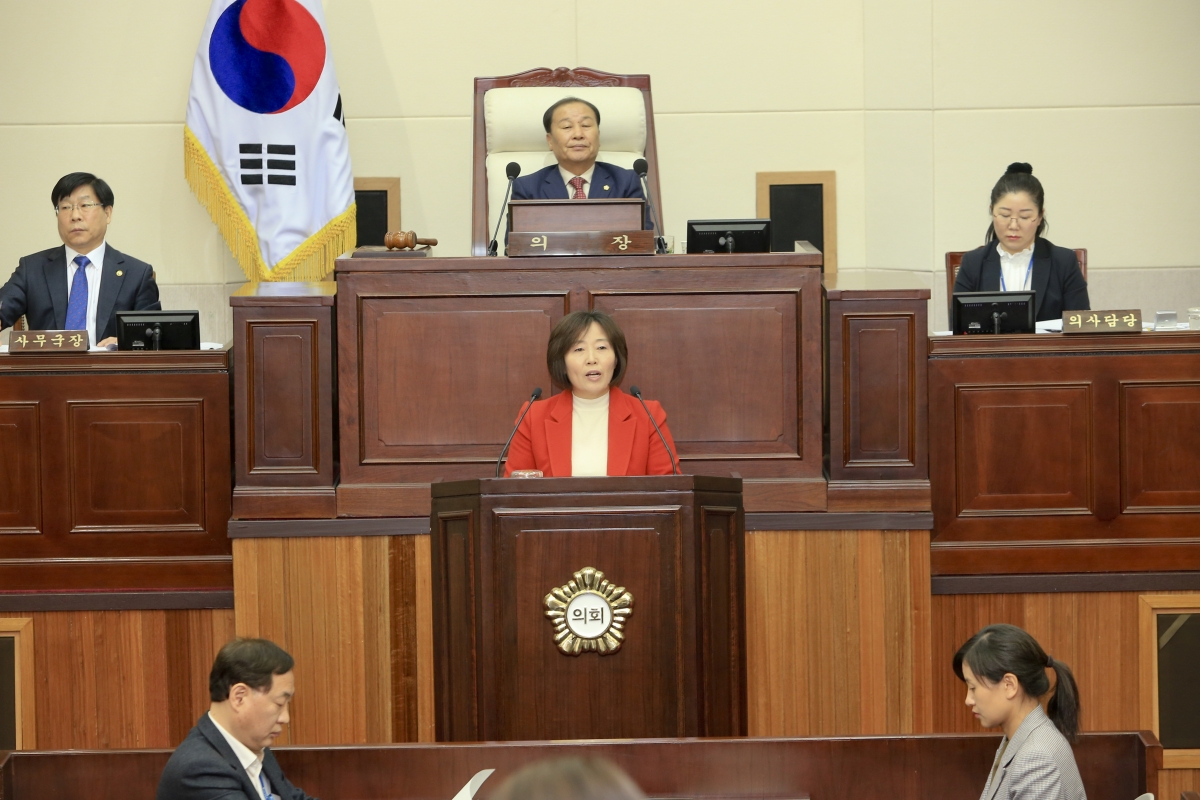 20190313-034[AP7U3998-제229회 임시회 제2차 본회의시 김춘남 기획행정위원장 상임위원회 활동결과보고.jpg