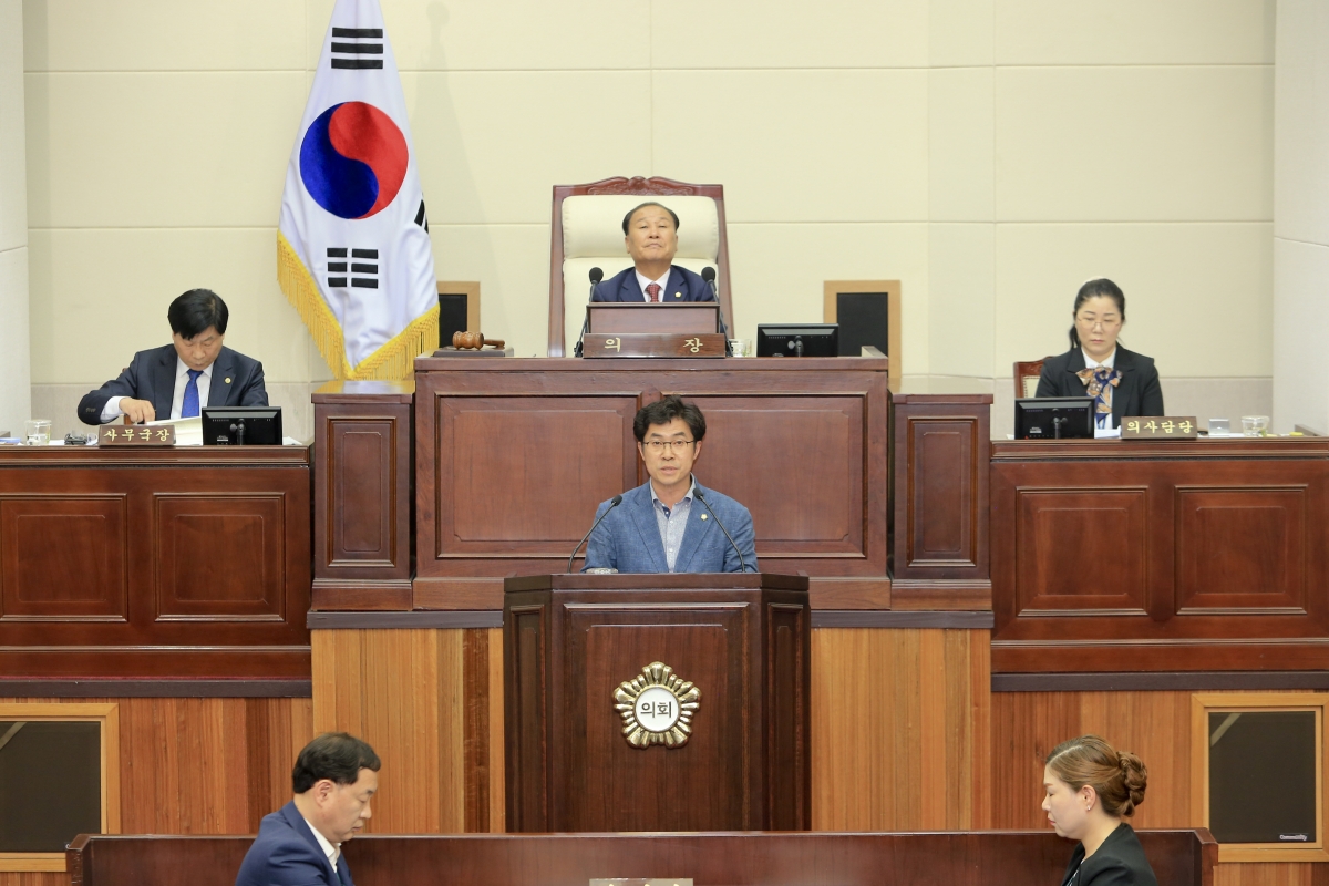 20190425-030[AP7U6422-제230회 임시회 제1차 본회의시 강승수 의회운영위원장 예산결산특별위원회 구성결의안 제안설명.jpg
