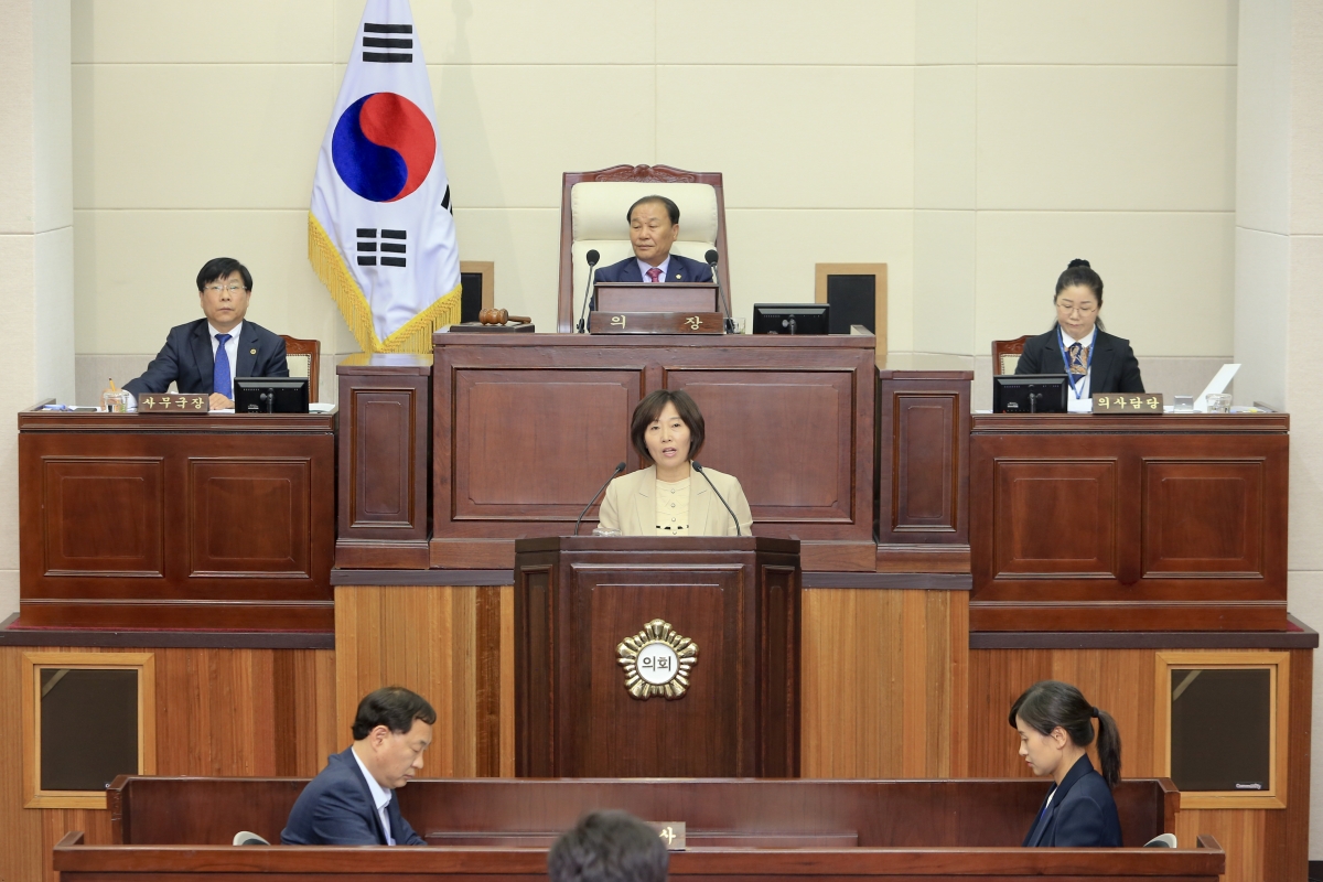 20190509-011[AP7U7505-제230회 임시회 제3차 본회의시 김춘남 기획행정위원장 상임위원회 활동결과보고.jpg