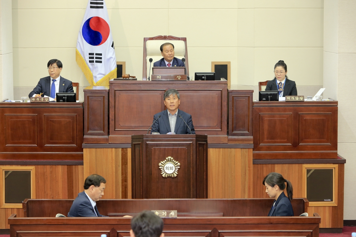 20190509-015[AP7U7518-제230회 임시회 제3차 본회의시 양진오 산업건설위원장 상임위원회 활동결과보고.jpg