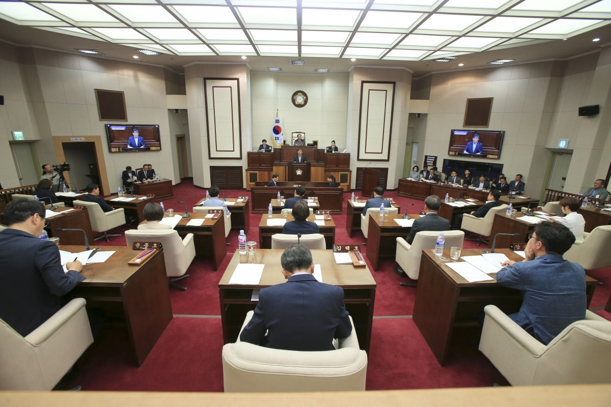 20190509-016[AP7U7521-제230회 임시회 제3차 본회의시 양진오 산업건설위원장 상임위원회 활동결과보고.jpg