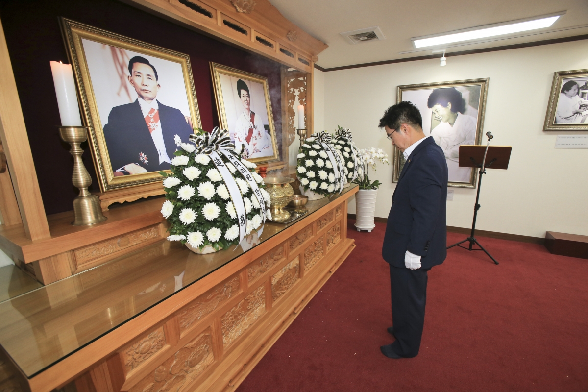 20190606-029[AP7U9000-제64회 현충일 추념 박대통령 생가 참배.jpg