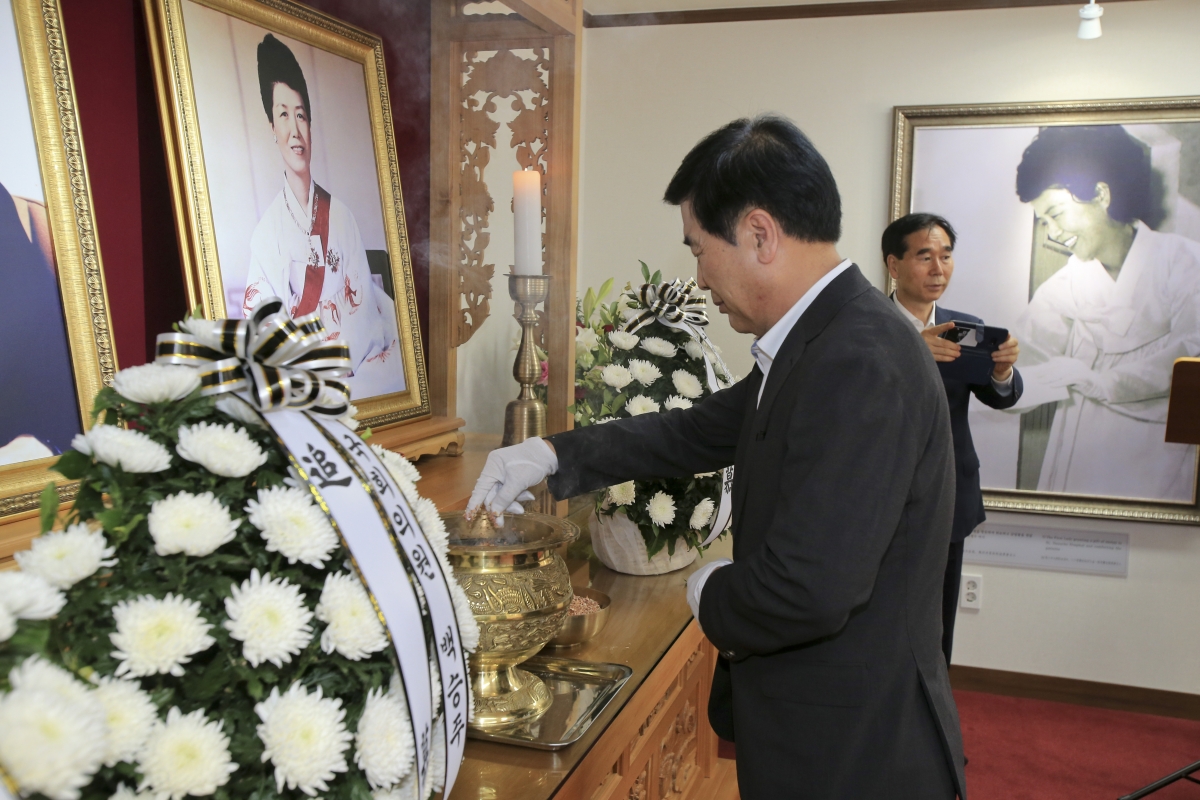 20190606-018[AP7U8975-제64회 현충일 추념 박대통령 생가 참배.jpg