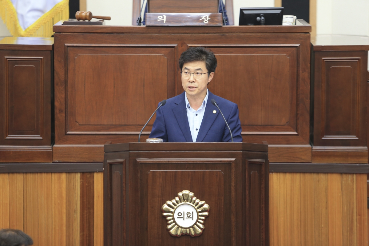 20190624-037[AP7U9530-제231회 정례회 제2차 본회의시 강승수 의회운영위원장 상임위원회 2019년도 행정사무감사 결과보고.jpg