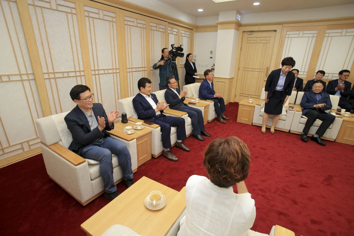 20190701-017[AP7U9852-민선 7기 출범 1주년 시의회 확대 의장단과 구미시 간부 공무원 티타임.jpg