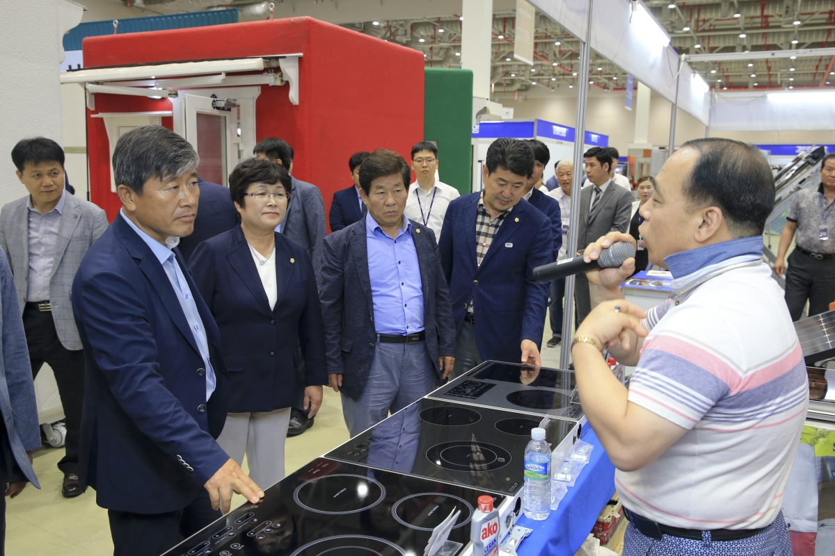 20190712-100[AP7U0701-제232회 임시회 산업건설위원회 구미코 건축박람회 견학.jpg