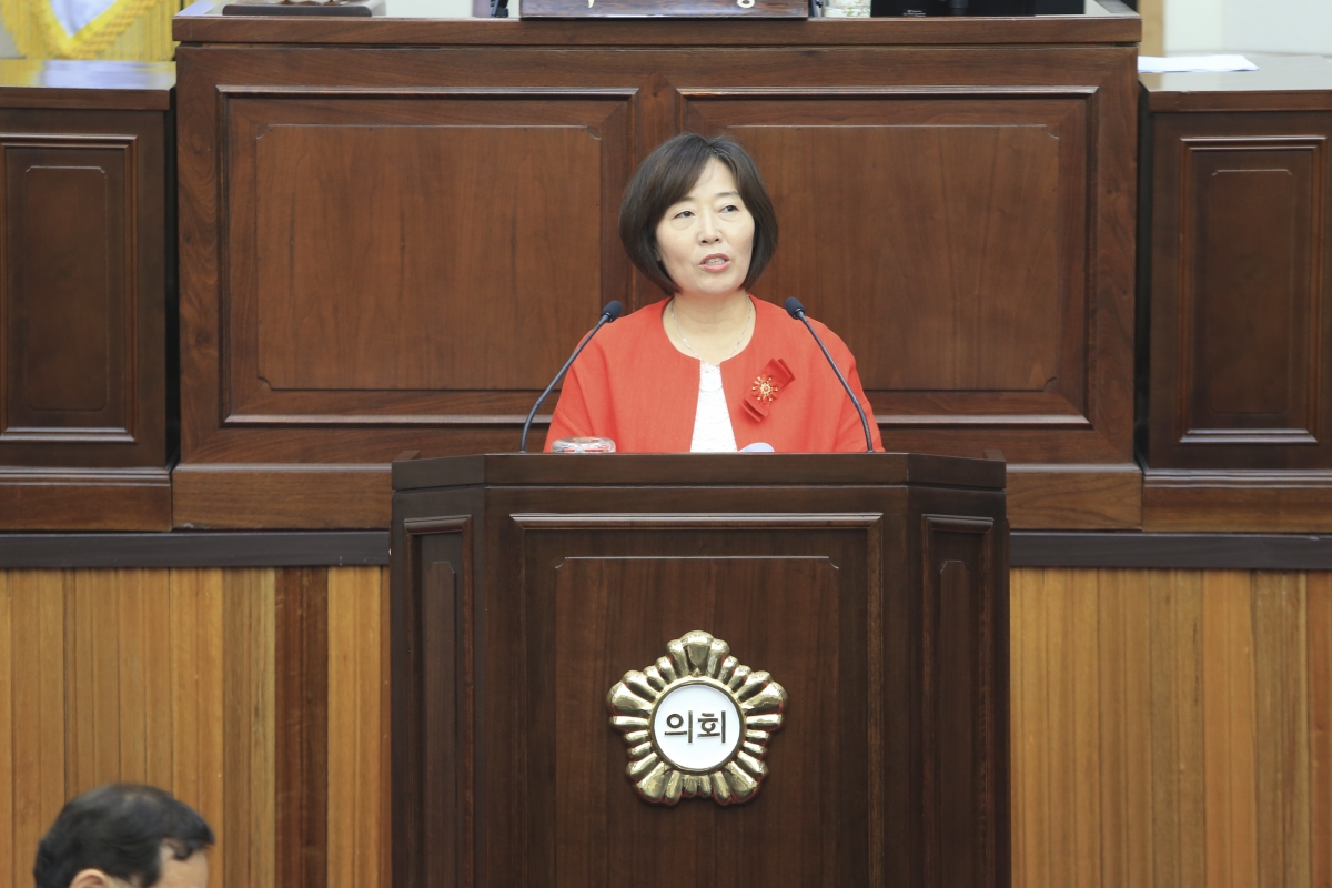 20190716-008[AP7U0862-제232회 임시회 제2차 본회의시 김춘남 기획행정위원장 상임위 활동결과보고.jpg