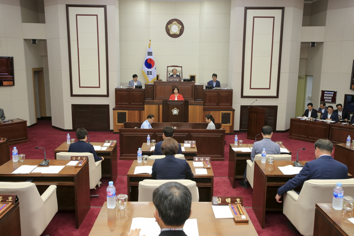 20190716-010[AP7U0869-제232회 임시회 제2차 본회의시 김춘남 기획행정위원장 상임위 활동결과보고.jpg