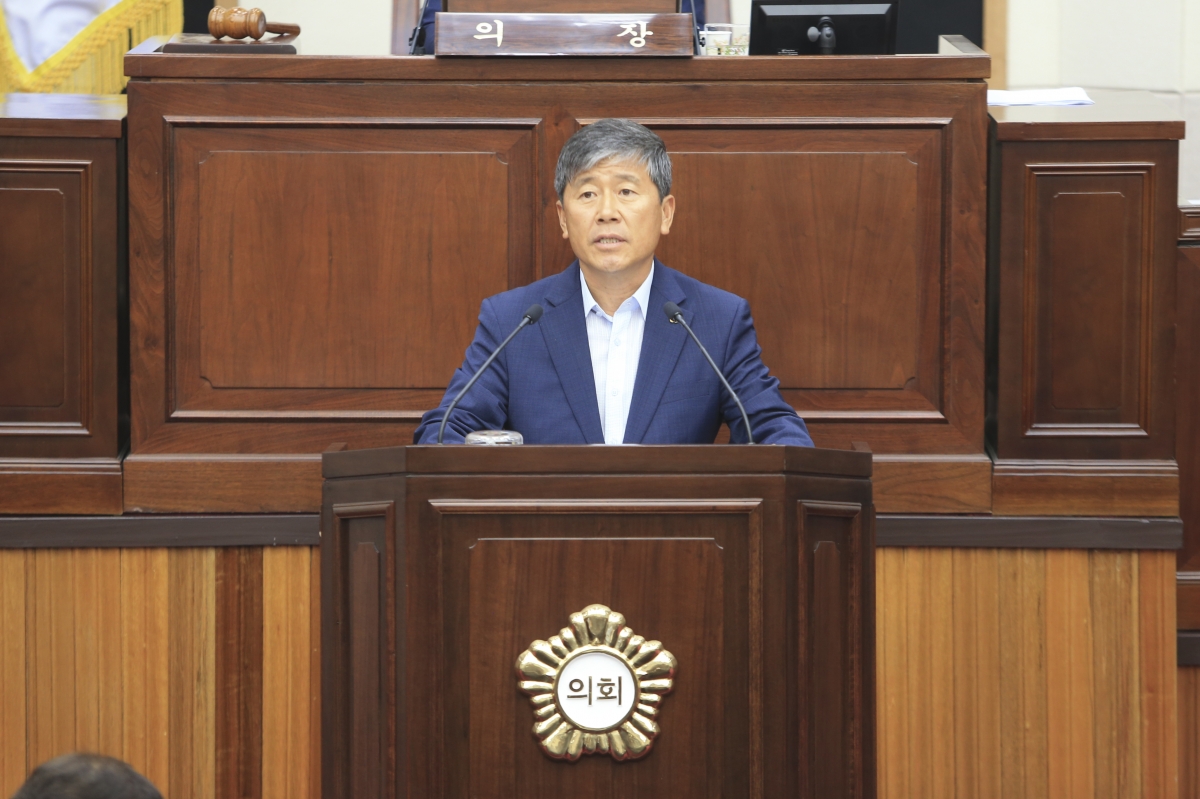 20190716-012[AP7U0877-제232회 임시회 제2차 본회의시 양진오 산업건설위원장 상임위 활동결과보고.jpg