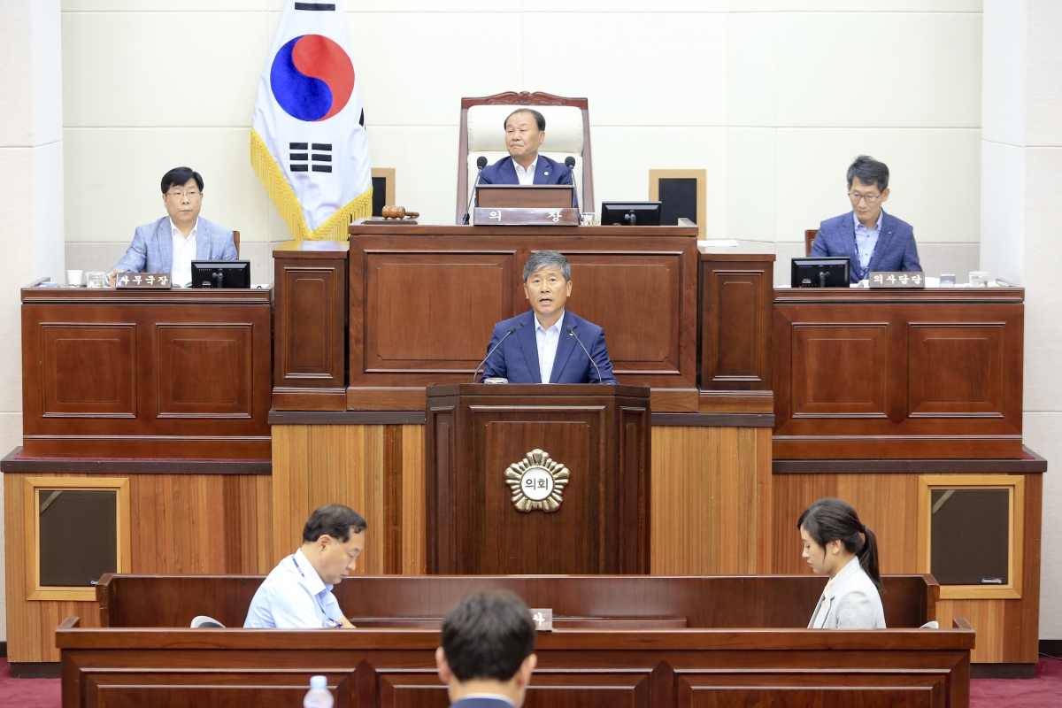 20190716-014[AP7U0881-제232회 임시회 제2차 본회의시 양진오 산업건설위원장 상임위 활동결과보고.jpg