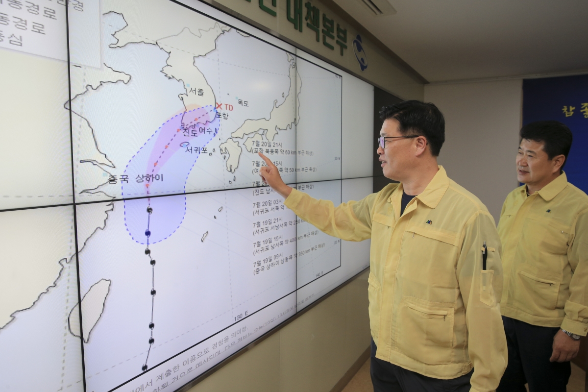 20190719-045[AP7U1051-구미시의회 의원 태풍 다나스 관련 구미시 재난안전 대책본부 방문.jpg
