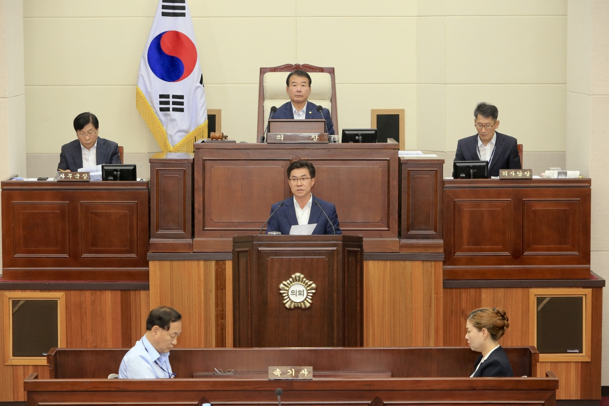 20190919-054[AP7U2780-제233회 임시회 제1차 본회의시 윤리특별위원장에 호선된 강승수 의원 인사.jpg