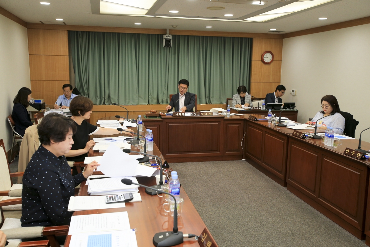 20190920-020[AP7U2987-제233회 임시회 기획행정위원회 조례안 심사활동.jpg