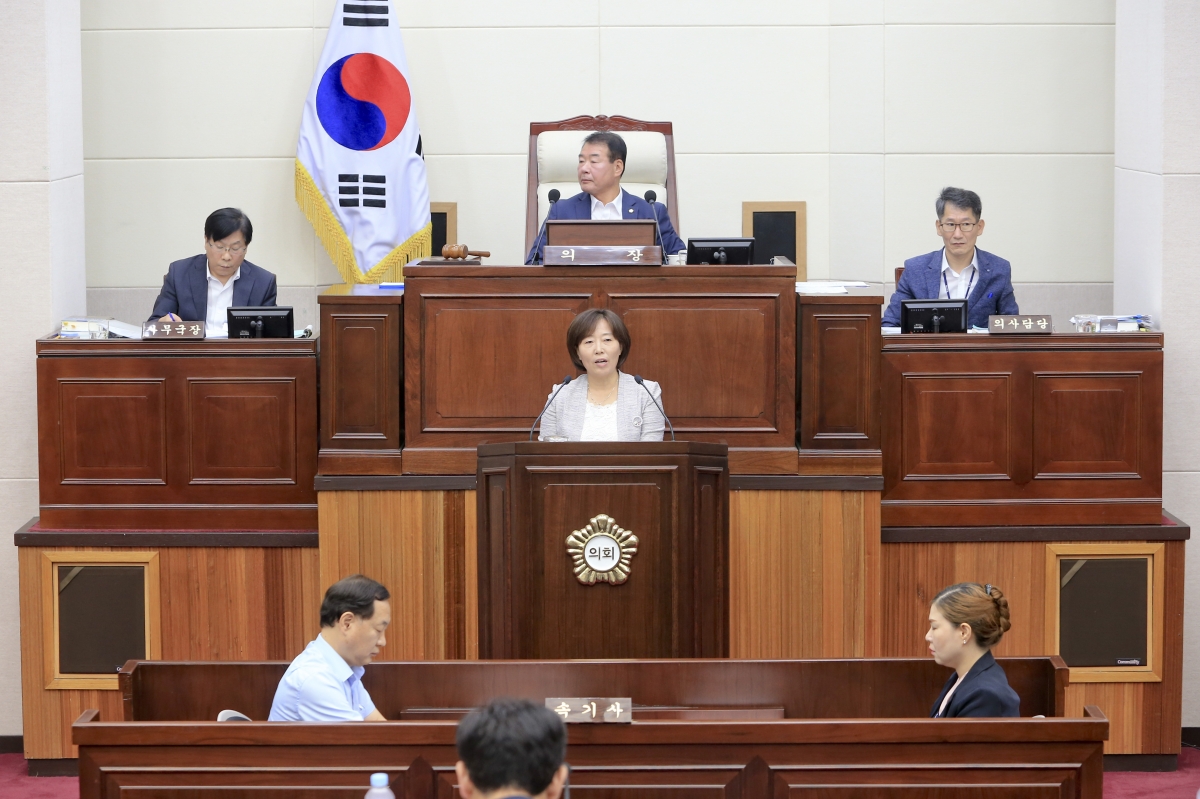 20190927-012[AP7U4023-제233회 임시회 제2차 본회의시 김춘남 기획행정위원장 상임위원회 활동결과보고.jpg
