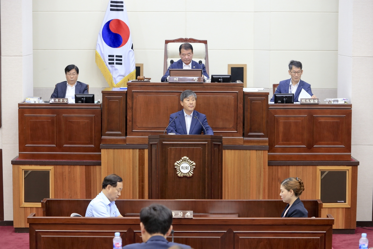 20190927-017[AP7U4034-제233회 임시회 제2차 본회의시 양진오 산업건설위원장 상임위원회 활동결과보고.jpg