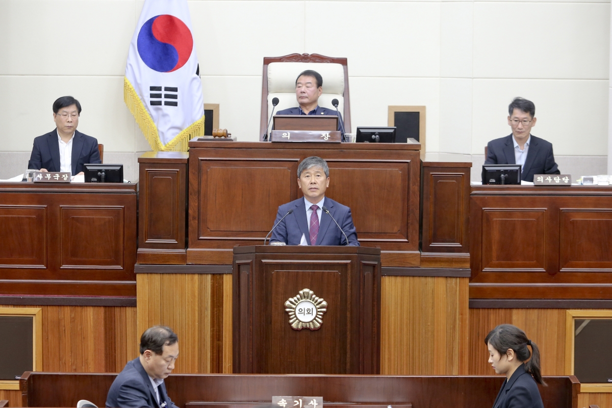 20191024-031[AP7U6182-제234회 임시회 제2차 본회의시 양진오 산업건설위원장 상임위원회 결과보고.jpg