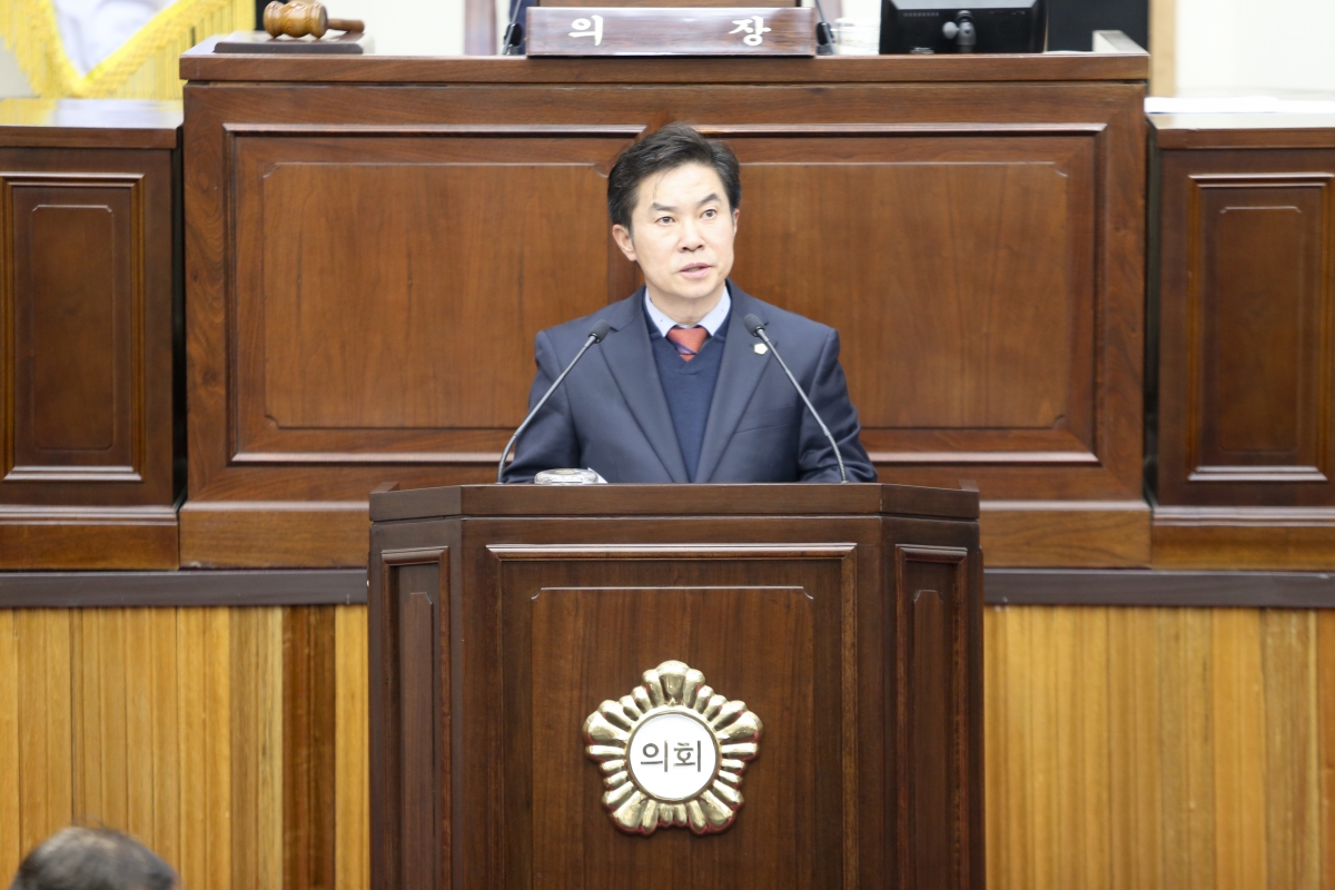 20191210-017[AP7U9222-제235회 정례회 제2차 본회의시 강승수 의회운영위원장 상임위 활동결과보고.jpg