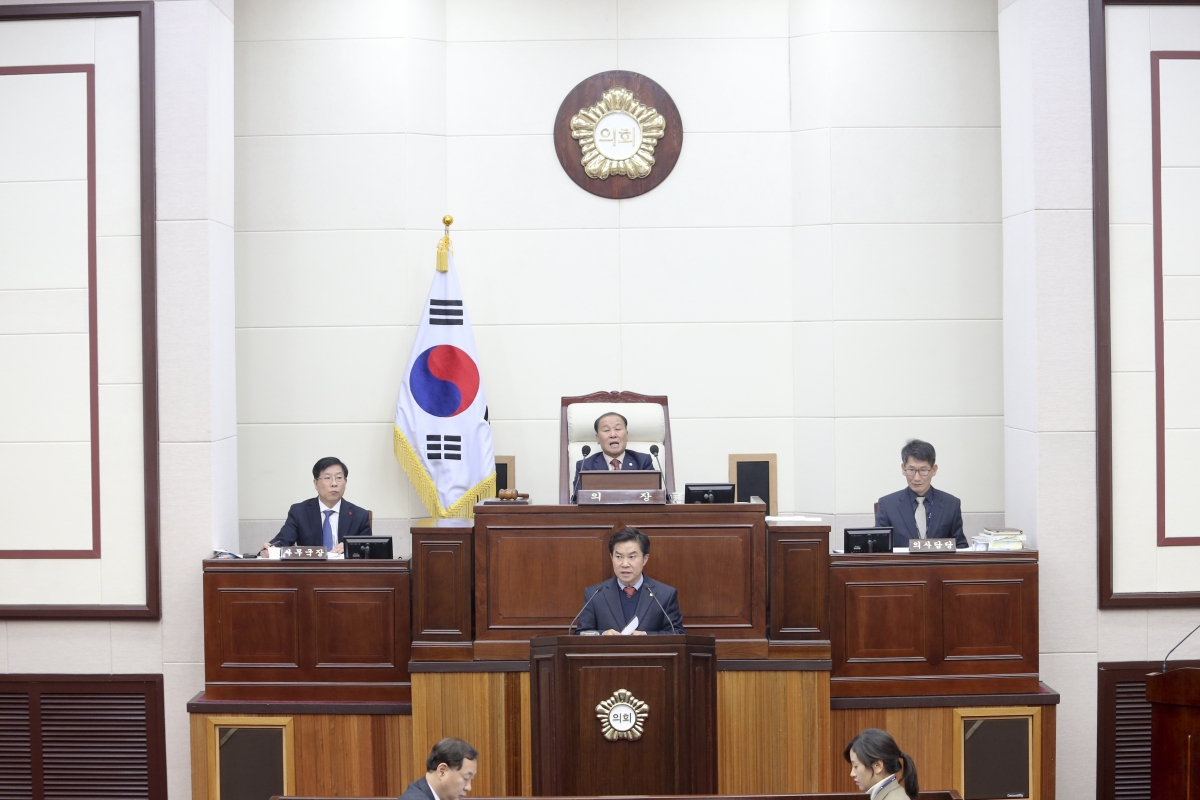 20191210-018[AP7U9229-제235회 정례회 제2차 본회의시 강승수 의회운영위원장 상임위 활동결과보고.jpg