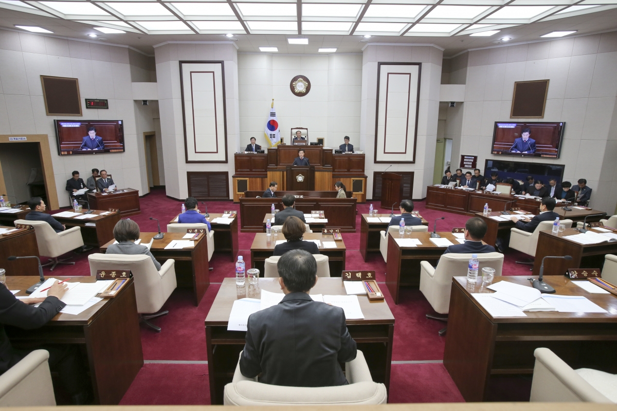 20191210-019[AP7U9234-제235회 정례회 제2차 본회의시 강승수 의회운영위원장 상임위 활동결과보고.jpg