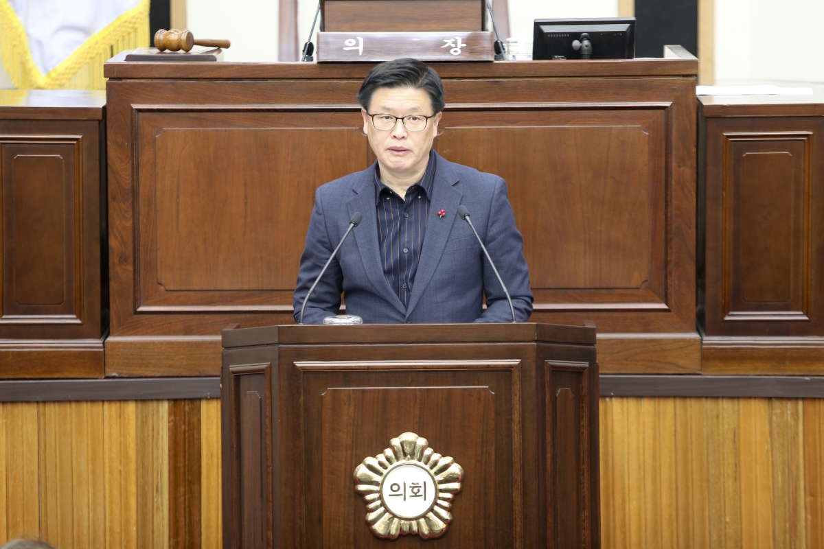 20191210-020[AP7U9235-제235회 정례회 제2차 본회의시 김낙관 기획행정위원회 부위원장 상임위 활동결과보고.jpg