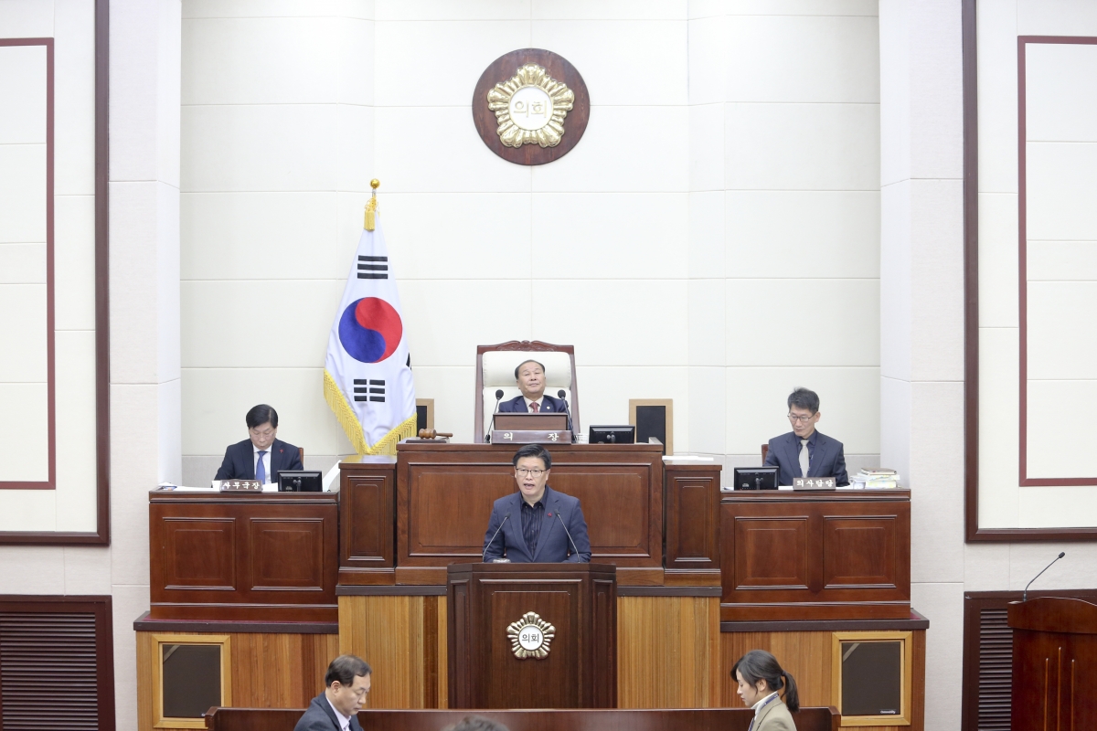 20191210-022[AP7U9243-제235회 정례회 제2차 본회의시 김낙관 기획행정위원회 부위원장 상임위 활동결과보고.jpg