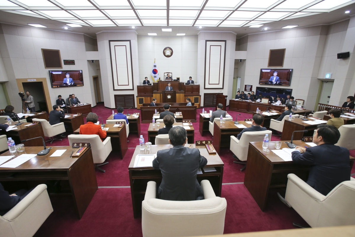 20191216-020[AP7U9676-제235회 정례회 제4차 본회의시 양진오 산업건설위원장 상임위 활동결과보고.jpg