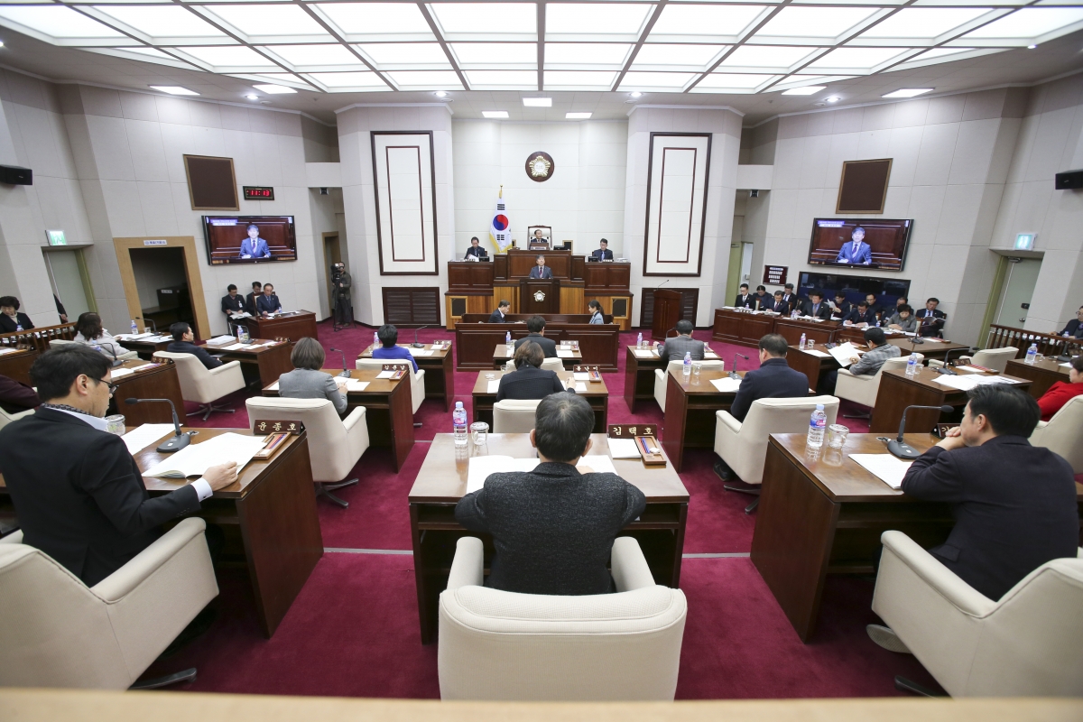 20200205-018[AP7U1120-제236회 임시회 제4차 본회의시 양진오 산업건설위원장 조례심사 결과보고.jpg