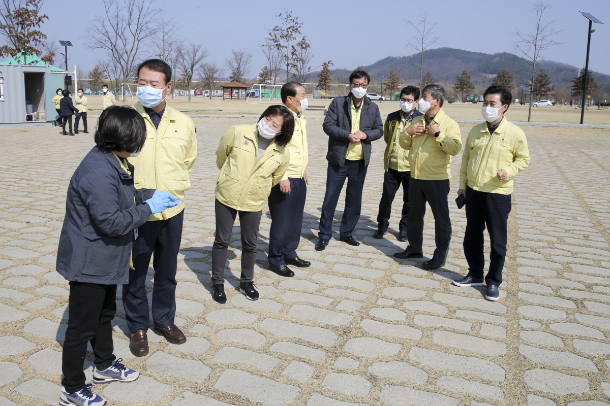 20200302-032[AP7U1702-구미시의회 의장단 및 상임위원장 코로나19 근무자 격려 물품지원차 낙동강체육공원 드라이브 스루 선별진료소 방문.jpg