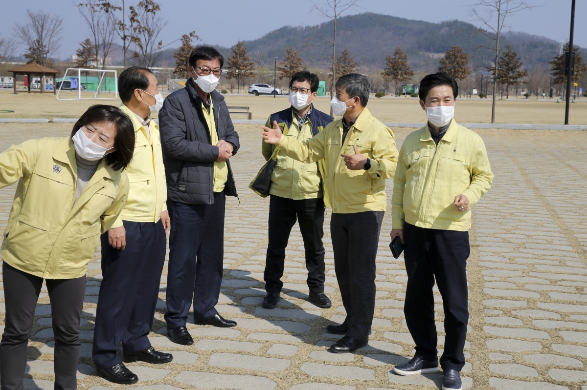 20200302-031[AP7U1700-구미시의회 의장단 및 상임위원장 코로나19 근무자 격려 물품지원차 낙동강체육공원 드라이브 스루 선별진료소 방문.jpg