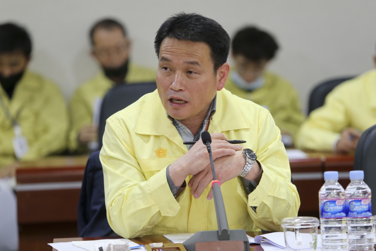20200324-014[AP7U1883-구미시의회 전체의원간담회 개최하여 코로나19 재난 긴급생활지원비 관련 집행부 설명 청취 및 협의.jpg