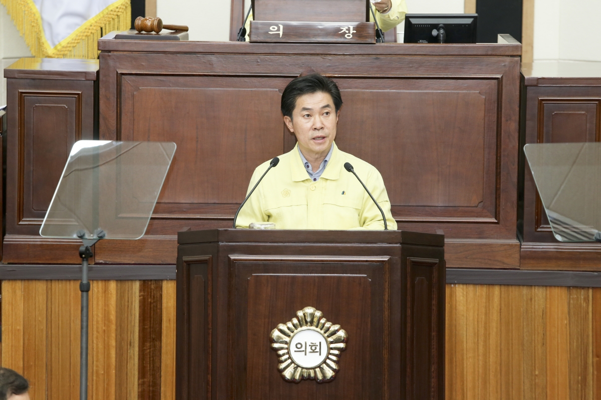 20200421-028[AP7U2249-제238회 임시회 제1차 본회의시 강승수 의회운영위원장 예산결산특별위원회 구성결의안 제안설명.jpg