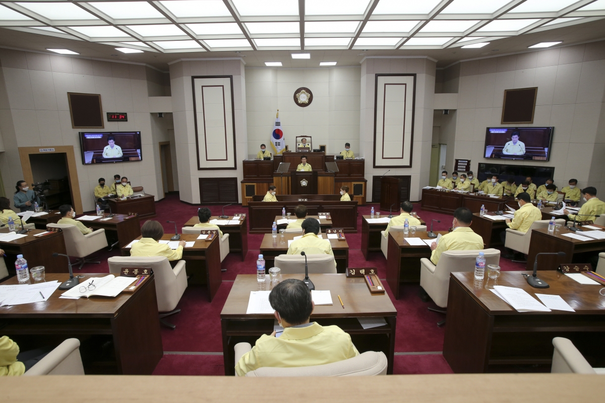 20200421-030[AP7U2251-제238회 임시회 제1차 본회의시 강승수 의회운영위원장 예산결산특별위원회 구성결의안 제안설명.jpg