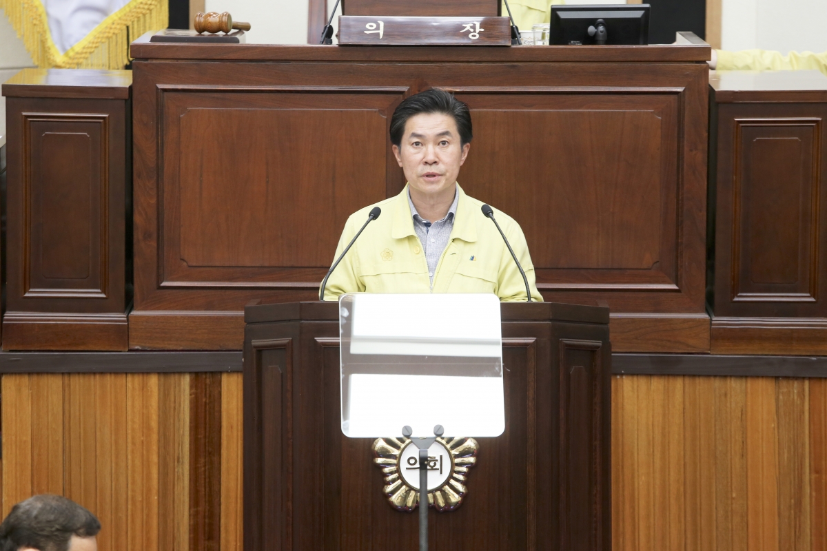 20200427-011[AP7U2638-제238회 임시회 제2차 본회의시 강승수 의회운영위원장 상임위원회 활동결과보고.jpg