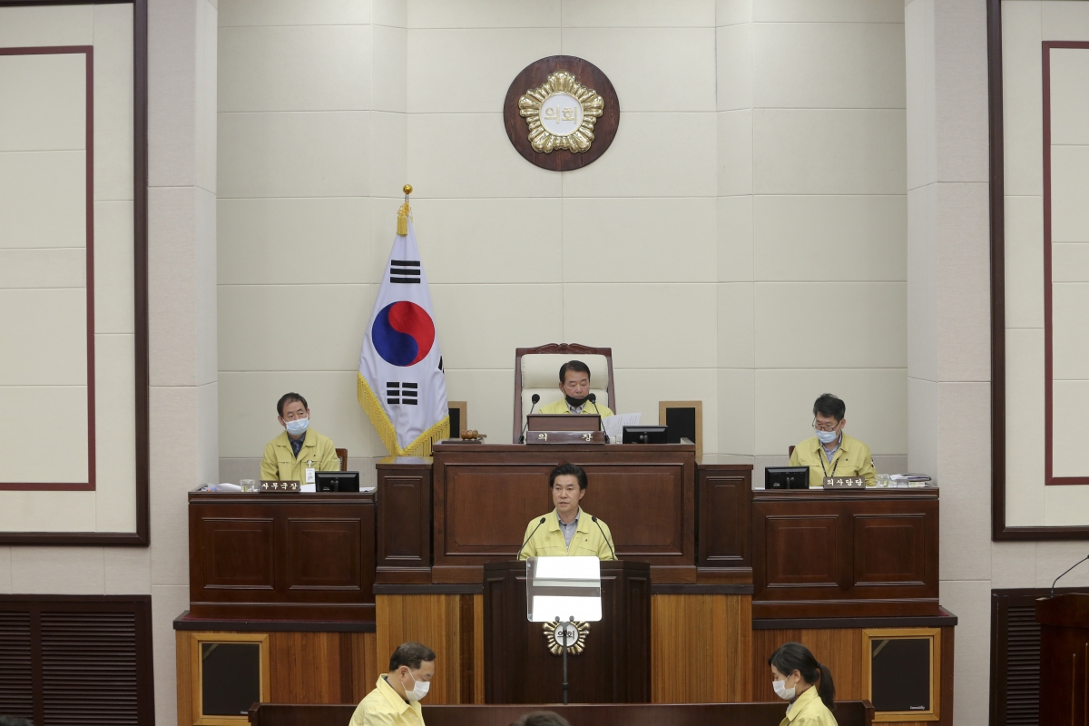 20200427-013[AP7U2643-제238회 임시회 제2차 본회의시 강승수 의회운영위원장 상임위원회 활동결과보고.jpg