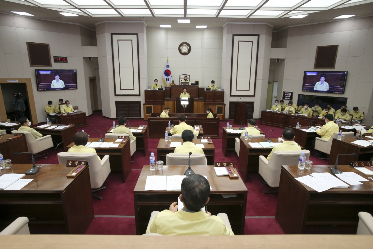 20200427-014[AP7U2645-제238회 임시회 제2차 본회의시 강승수 의회운영위원장 상임위원회 활동결과보고.jpg