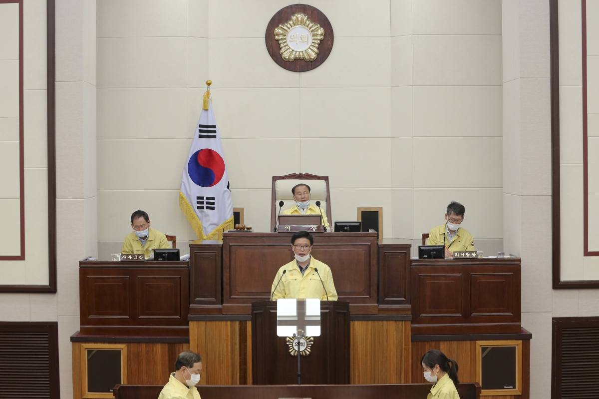 20200518-018[AP7U3059-제239회 임시회 제2차 본회의시 김낙관 기획행정위원회 부위원장 상임위원회 활동결과보고.jpg