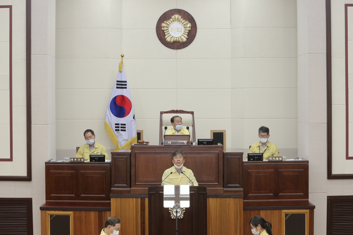 20200518-024[AP7U3073-제239회 임시회 제2차 본회의시 양진오 산업건설위원장 상임위원회 활동결과보고.jpg