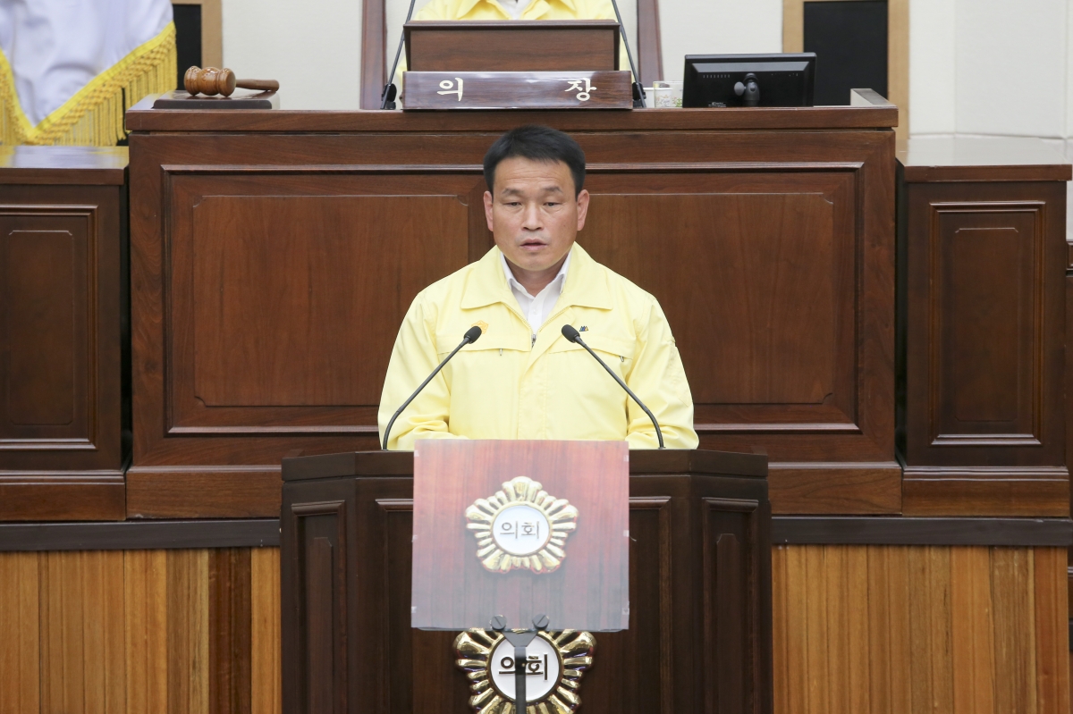 20200602-053[AP7U3339-제240회 구미시의회 제1차 정례회 제1차 본회의시 예산결산특별위원장에 호선된 장세구 의원 인사.jpg