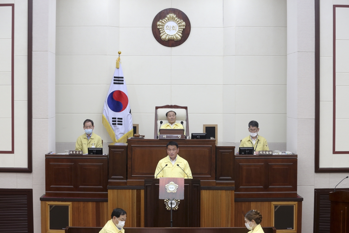 20200602-054[AP7U3328-제240회 구미시의회 제1차 정례회 제1차 본회의시 예산결산특별위원장에 호선된 장세구 의원 인사.jpg