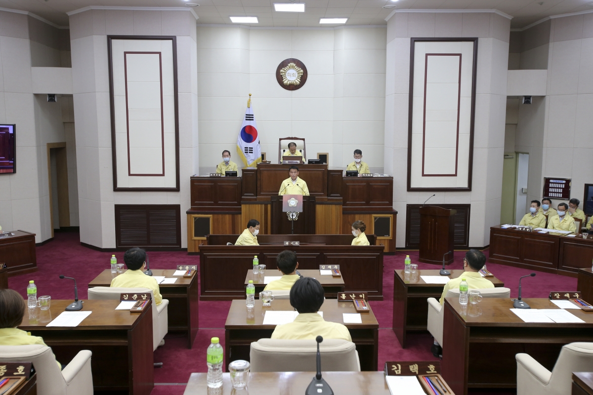 20200602-055[AP7U3331-제240회 구미시의회 제1차 정례회 제1차 본회의시 예산결산특별위원장에 호선된 장세구 의원 인사.jpg